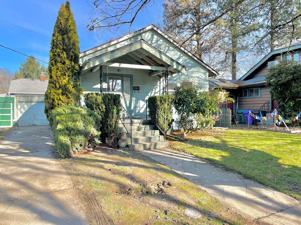 1635 SE Hickory St in Portland, OR - Building Photo