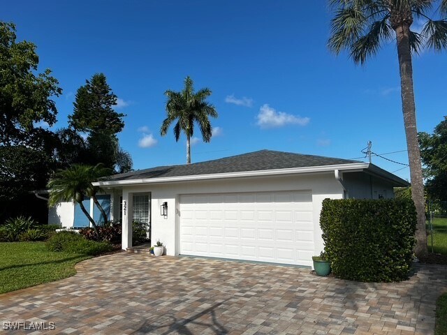 321 Burning Tree Dr in Naples, FL - Building Photo