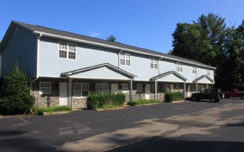 Hilltop in Ellijay, GA - Foto de edificio - Building Photo