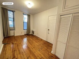 320 W 47th St in New York, NY - Building Photo