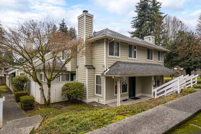 12711 NE 132nd St in Kirkland, WA - Foto de edificio - Primary Photo