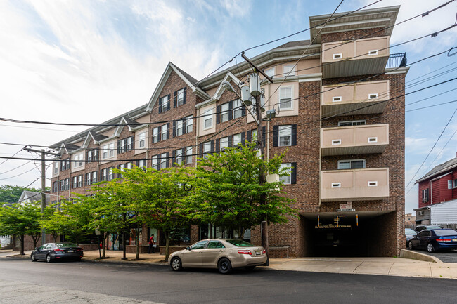 44 Park Street in Bloomfield, NJ - Foto de edificio - Building Photo