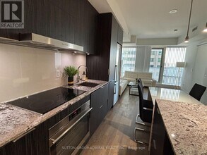 1 Bloor St E in Toronto, ON - Building Photo - Building Photo