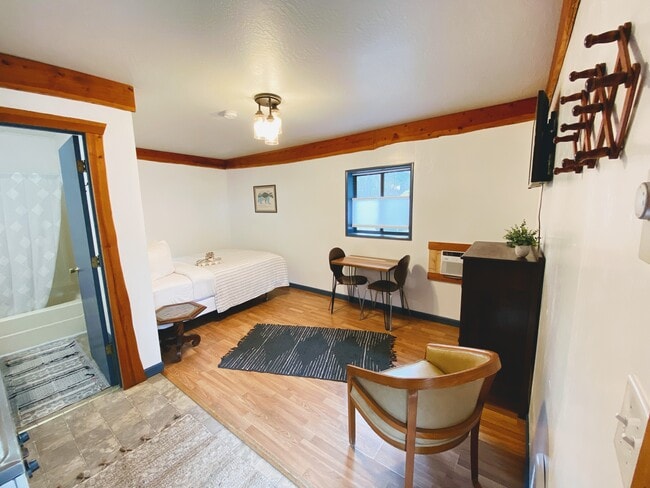 14871 Mt Hwy 35, Unit CabinFour in Bigfork, MT - Building Photo - Building Photo