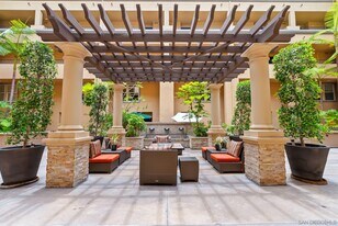 301 W G St in San Diego, CA - Building Photo