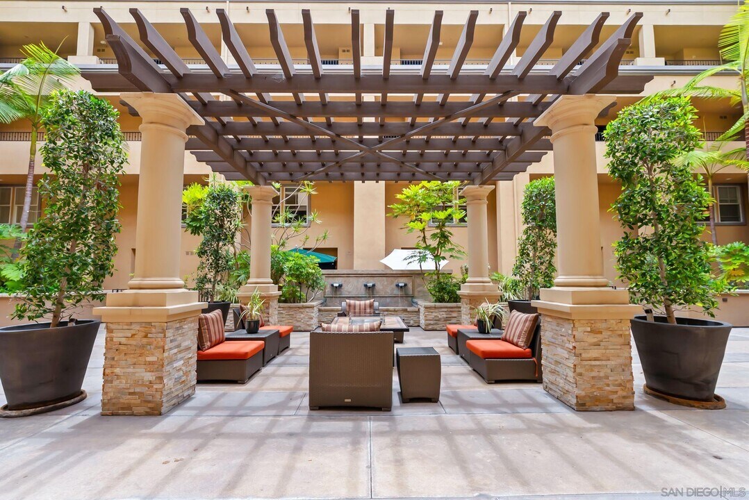 301 W G St in San Diego, CA - Building Photo