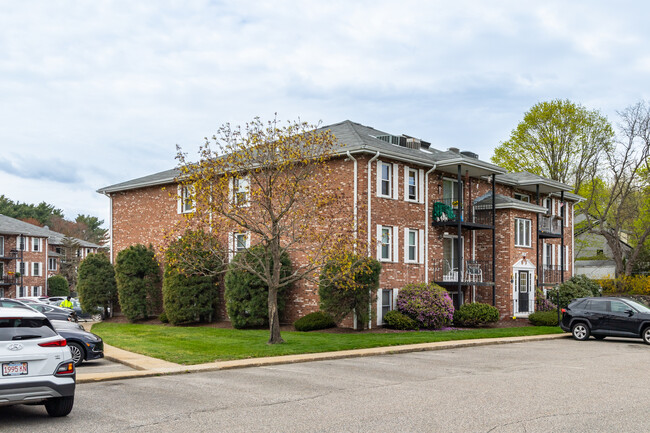 River Oaks Condominiums in Canton, MA - Foto de edificio - Building Photo