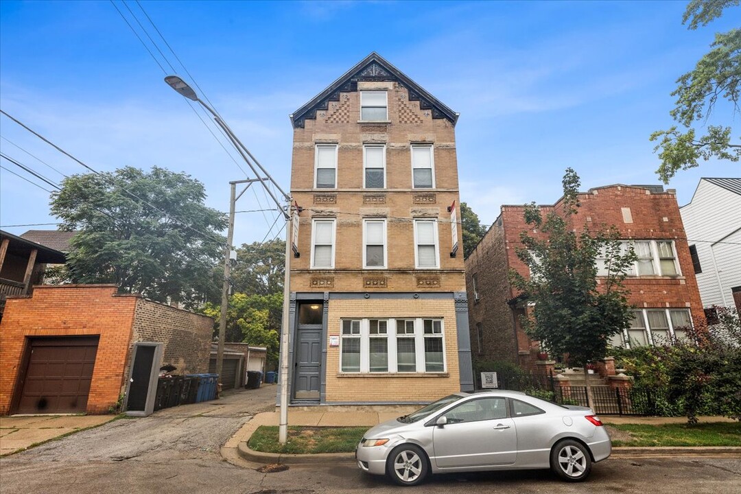 2246 W Belden Ave, Unit 3F in Chicago, IL - Building Photo