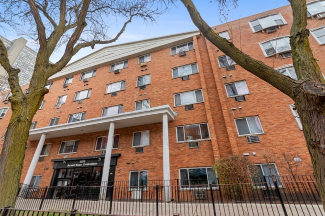 3825 N Pine Grove Ave, Unit 302