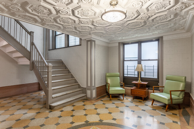 560-562 W 174th St in New York, NY - Foto de edificio - Lobby