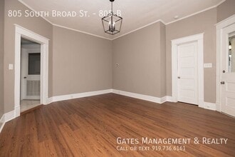 805 S Broad St in Burlington, NC - Foto de edificio - Building Photo