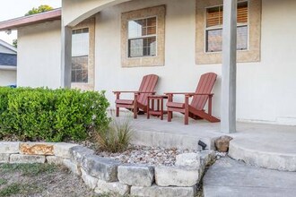 515 W Crestline Dr in San Antonio, TX - Building Photo - Building Photo