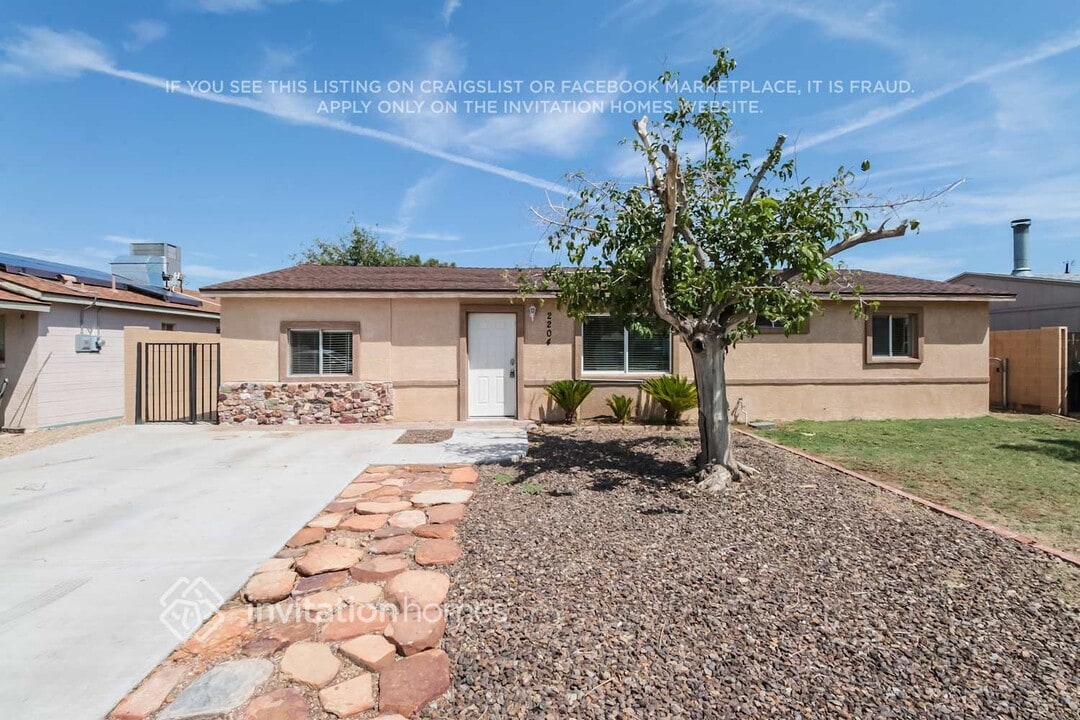 2204 E Beverly Ln in Phoenix, AZ - Building Photo