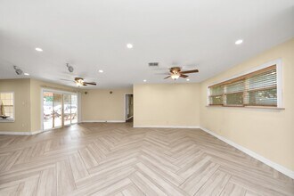 7623 Barberton Dr in Houston, TX - Building Photo - Building Photo