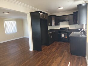 1719 W 39th Pl in Los Angeles, CA - Foto de edificio - Building Photo