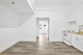 2300 W Flagler St in Miami, FL - Building Photo - Building Photo