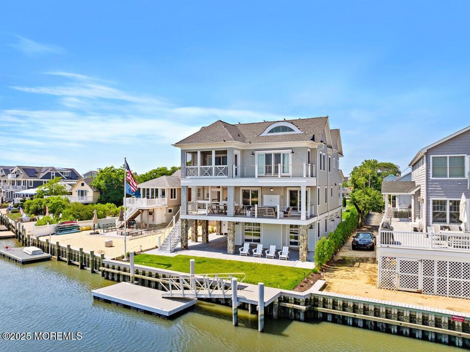 50 Ocean Ave in Manasquan, NJ - Foto de edificio