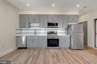 511 Gorgas Ln in Philadelphia, PA - Building Photo