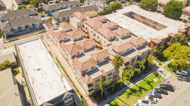 Student Living at Autumn Leaf Apartments in Los Angeles, CA - Building Photo - Building Photo