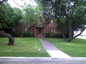 102 E Mandalay Dr in San Antonio, TX - Building Photo - Building Photo