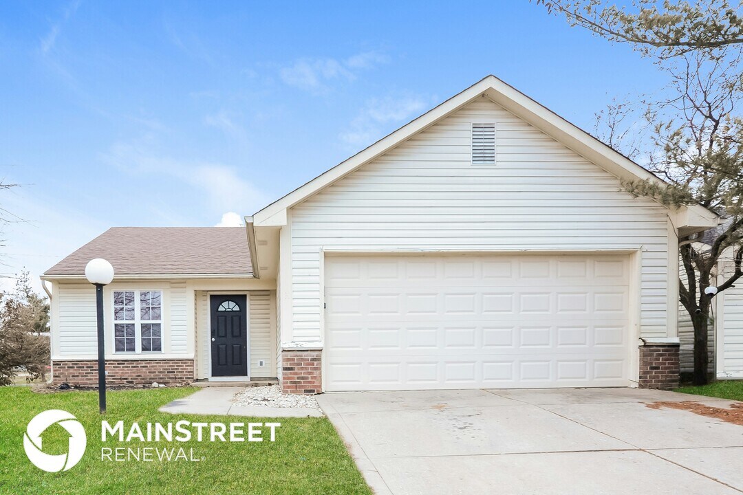 2110 Historic Oaks Blvd in Indianapolis, IN - Foto de edificio