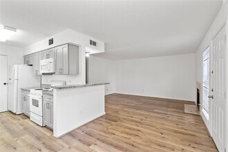 6500 Sands Point Dr in Houston, TX - Building Photo - Building Photo