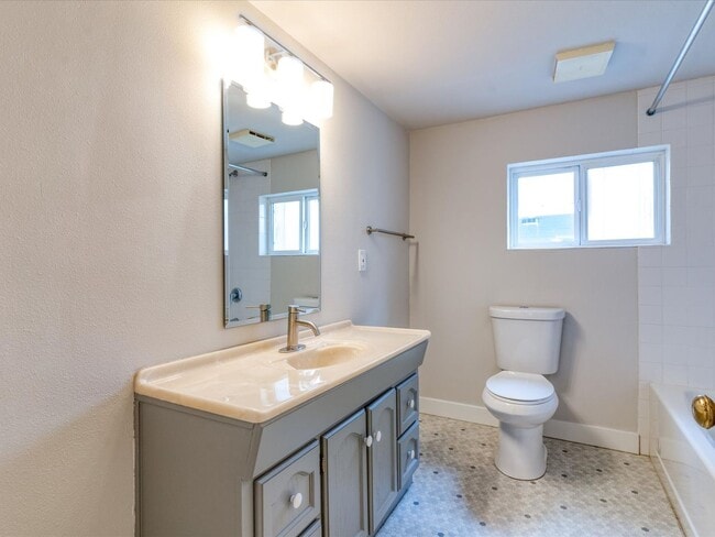 7302 11th Ave NE in Seattle, WA - Building Photo - Building Photo