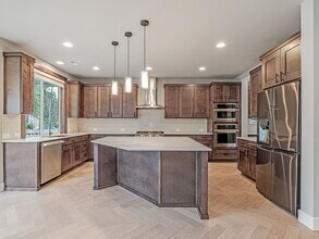 24349 NE 27th Pl in Sammamish, WA - Foto de edificio - Building Photo