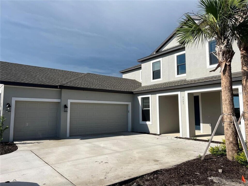 9265 Tequila Sunrise Dr in Sarasota, FL - Building Photo