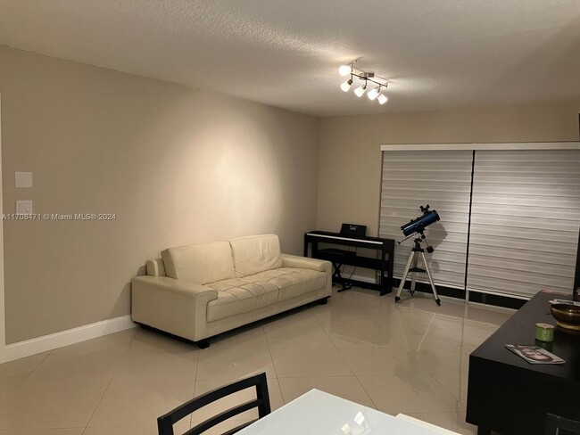 11250 SW 13th St in Pembroke Pines, FL - Foto de edificio - Building Photo