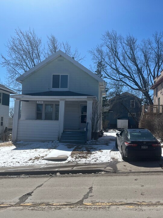 725 N 19th Ave E in Duluth, MN - Building Photo