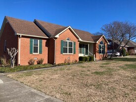 1731 Hollow Oak Dr in Lebanon, TN - Building Photo