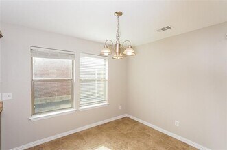 8108 Raleigh Dr in Fort Worth, TX - Foto de edificio - Building Photo