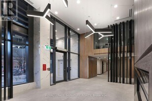 2525 Bathurst St in Toronto, ON - Building Photo