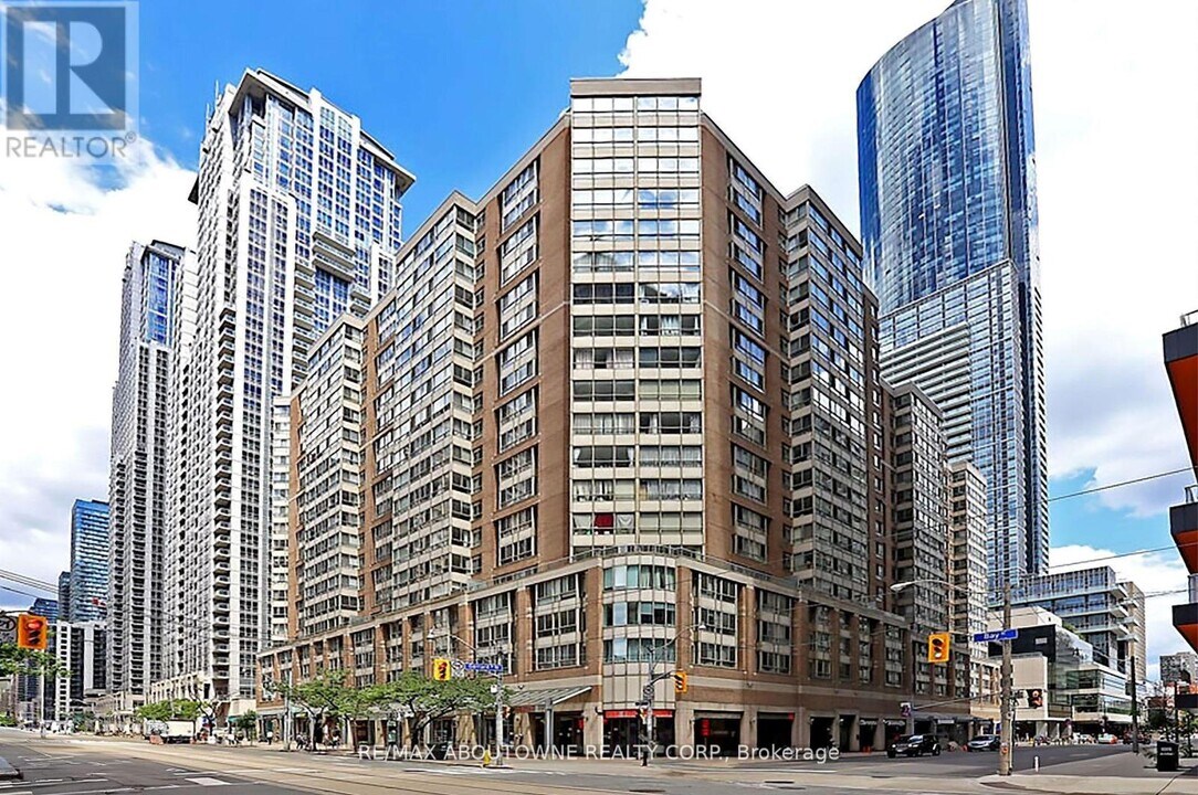 717-1717 Bay St. in Toronto, ON - Building Photo