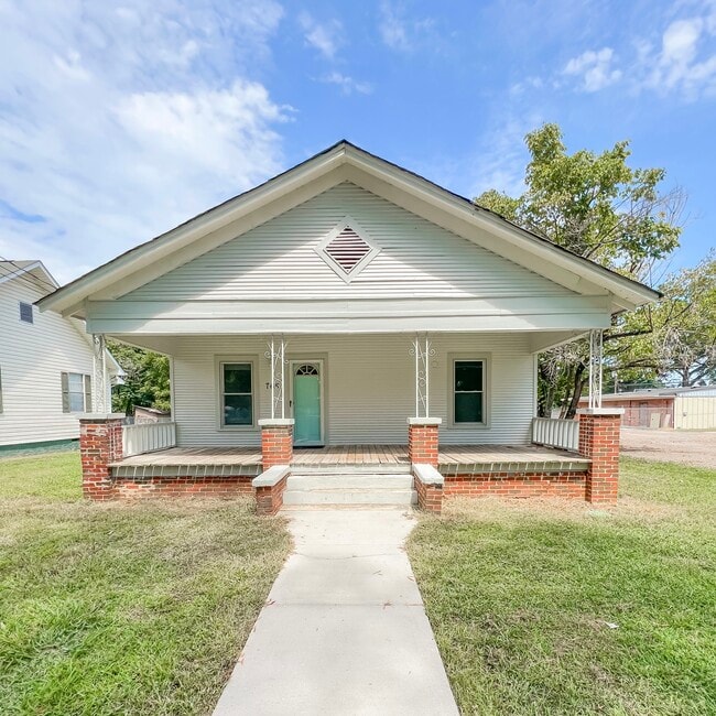 property at 705 W 12th St