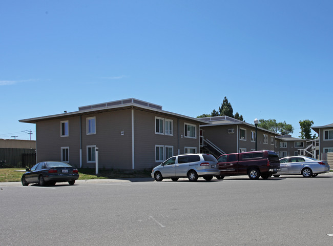 Tracy Village Apartments in Tracy, CA - Foto de edificio - Building Photo