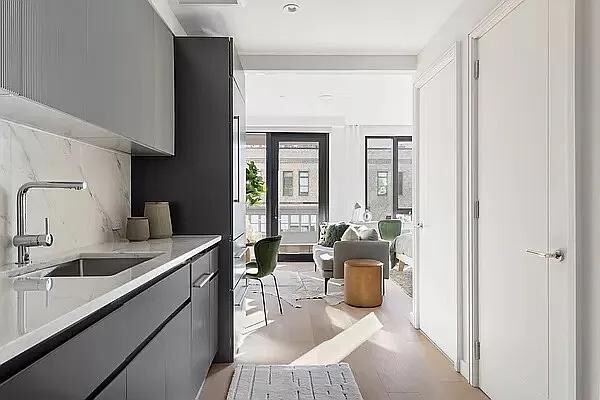 300 W 30th St in New York, NY - Building Photo - Building Photo