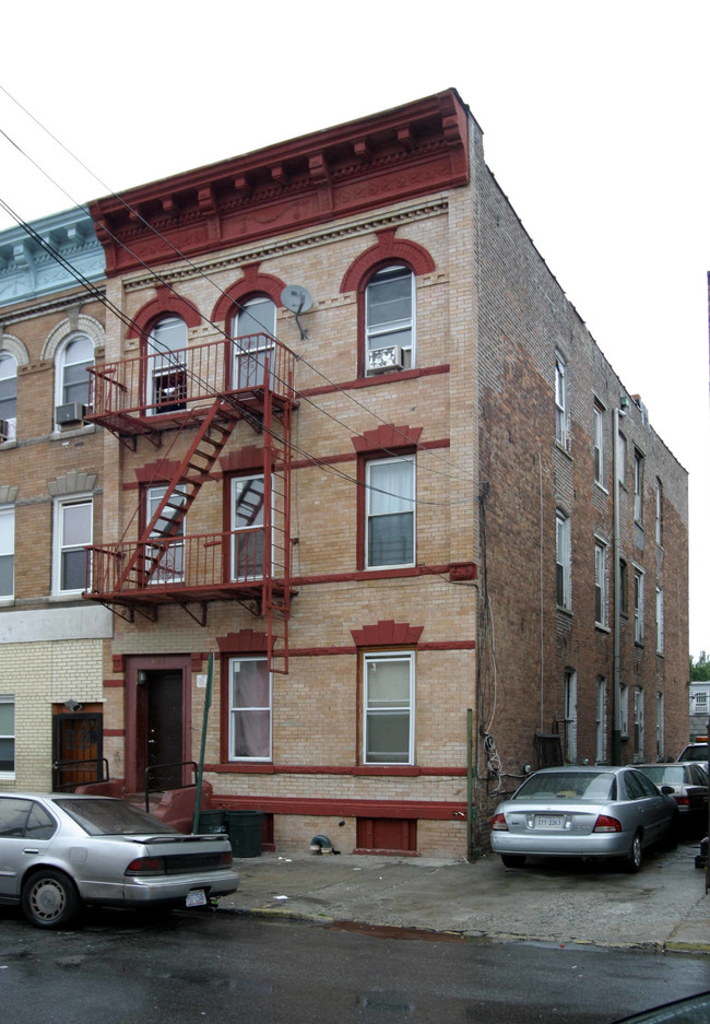 307 Elton St in Brooklyn, NY - Foto de edificio - Building Photo