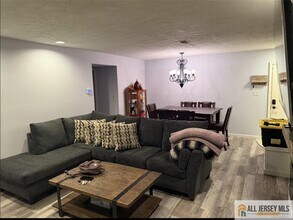 306 Sharon Garden Ct in Woodbridge Township, NJ - Building Photo - Building Photo