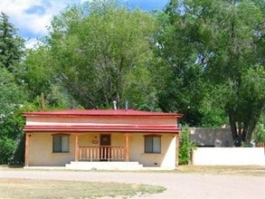 120 Montana in Taos, NM - Foto de edificio - Building Photo