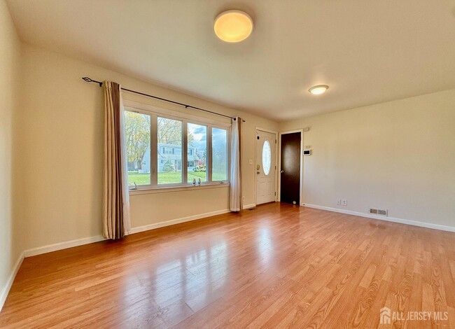 33 Windsor Dr in East Brunswick, NJ - Building Photo - Building Photo