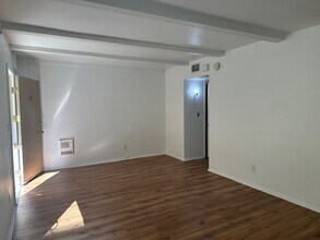 8346 Manitoba St, Unit 11 in Playa Del Rey, CA - Building Photo - Building Photo