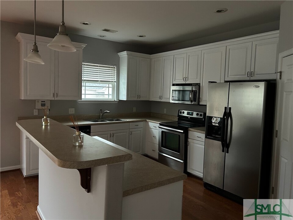 8 Cockle Shell Rd in Savannah, GA - Building Photo