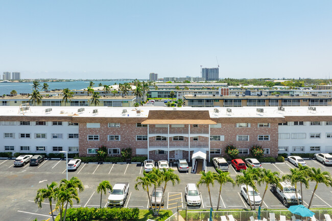 Shore Club in North Palm Beach, FL - Building Photo - Building Photo