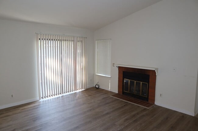 1056 Johnfer Way in Sacramento, CA - Building Photo - Building Photo
