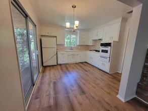 13530 Leadwell St in Los Angeles, CA - Building Photo - Building Photo