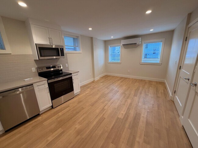 910 Massachusetts Ave, Unit 1 in Cambridge, MA - Foto de edificio - Building Photo