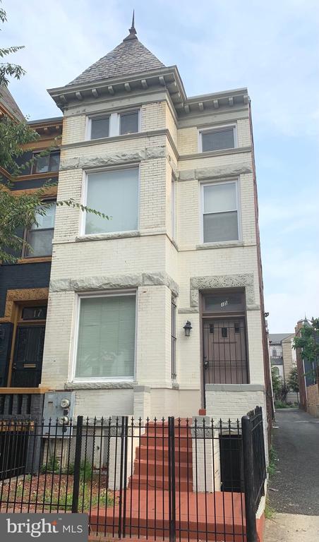 property at 15 Seaton Pl NW