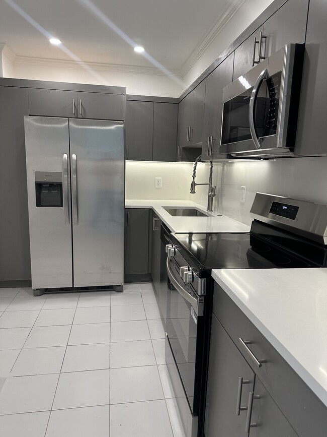 1200 Mariposa Ave, Unit D205